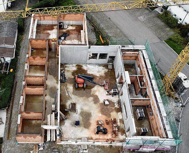 So sieht der Neubau des Dorfgemeinschaftshauses Rast von oben aus. Demnächst soll das Dach aufgerichtet werden.