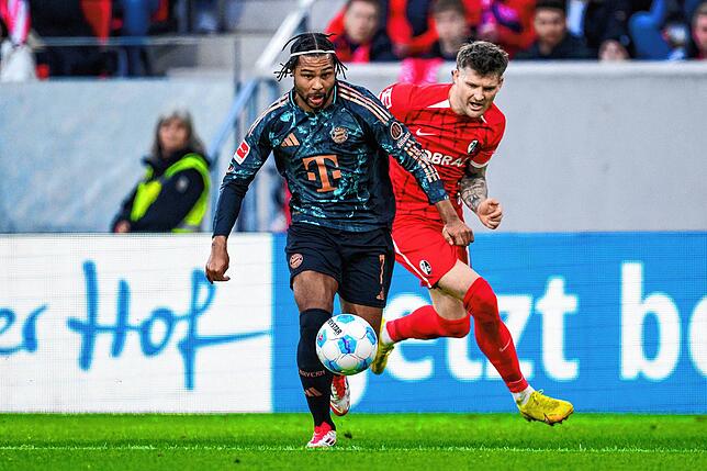 Münchens Serge Gnabry (l) in Aktion gegen Freiburgs Lukas Kübler (r).