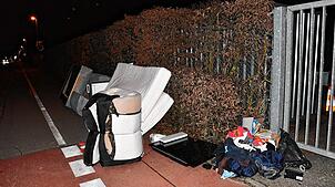 Illegal entsorgter Müll liegt am Montagabend vor den Toren des Recyclinghofs in Rheinfelden. Bild: Heinz Vollmar