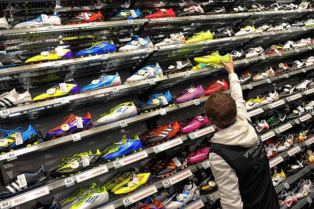 Intersport-Filiale in Bamberg in Bayern. Die Einkaufs-Genossenschaft ist Sportartikel-Marktführer im Land.