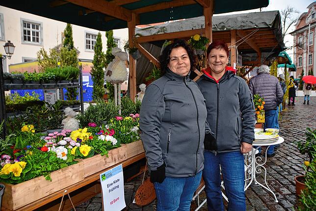 Eine Kiste Frühling: Michaela Lohner und Susann Jentsch (von links) brachten mit den Frühlingsblühern Farbe ins graue Wetter beim ...