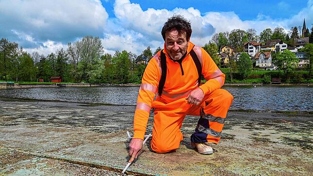 Schwimmmeister Sven Konopke zeit mit dem Zollstock auf eine der defekten Fugen im Nichtschwimmerbereich am Klosterweiher. Die Schäden ...