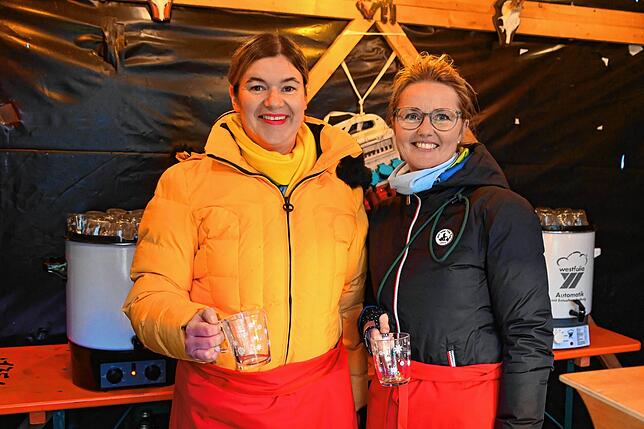 Veronika Hodapp (links) und Anja Jung von den Alt-Stockacherinnen schenken Glühwein aus.