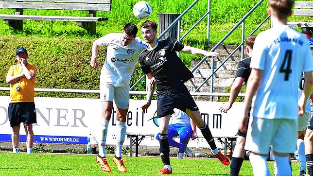 Heimpleite: Klaudio Lipovsky (rechts, gegen Niklas Lais) traf zwar für die U23 des SV 08 Laufenburg, doch es war zu spät. Der FC Schönau ...