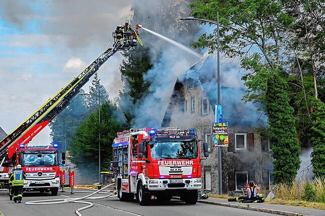 50 Einsatzkräfte der Feuerwehr versuchen im Juli 2022, das brennende Haus zu löschen.