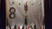 Weihnachtlich dekorierte Fenster, Geselligkeit und vorweihnachtliche Stimmung gibt es bei der Adventsfensteraktion. Bild: Stoll