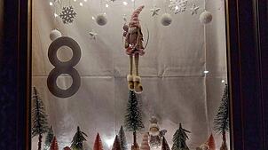 Weihnachtlich dekorierte Fenster, Geselligkeit und vorweihnachtliche Stimmung gibt es bei der Adventsfensteraktion. Bild: Stoll