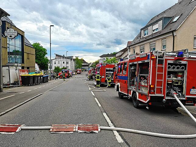 Bild 6: Großeinsatz am späten Sonntagnachmittag: In Fischbach gerät landwirtschaftliches Anwesen in Brand