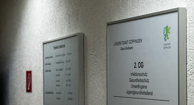 Coronavirus - Gesundheitsamt Göppingen Göppingen: Im Gesundheitsamt brennt im Treppenhaus das Licht. Hier wurde der erste Patient, der in Baden-Württemberg am Coronavirus ...