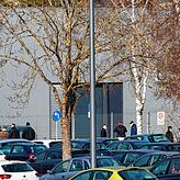 Auf dem Parkplatz ist es auch nach der Prüfung noch recht voll, überall sind kleine Grüppchen zu sehen.