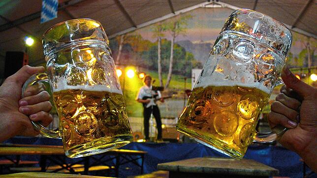 Ob badisch oder bayrisch, Musik und Bier sind feste Größen im Chilbi-Festzelt (Archivbild). 2022 müssen Chilbi-Besucher für eine Maß ...