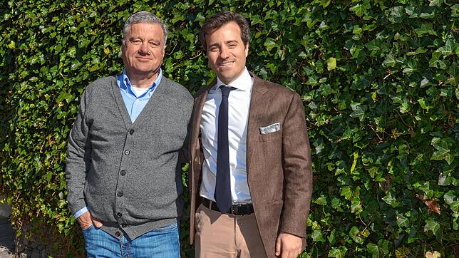 Vater Raimund Wilhelmi und Sohn Leonard (von links) stehen im Garten der Klinik in Überlingen. 2019 übernahm der Sohn die Verantwortung ...