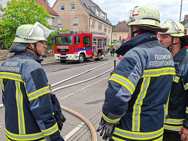 Bild 11: Großeinsatz am späten Sonntagnachmittag: In Fischbach gerät landwirtschaftliches Anwesen in Brand