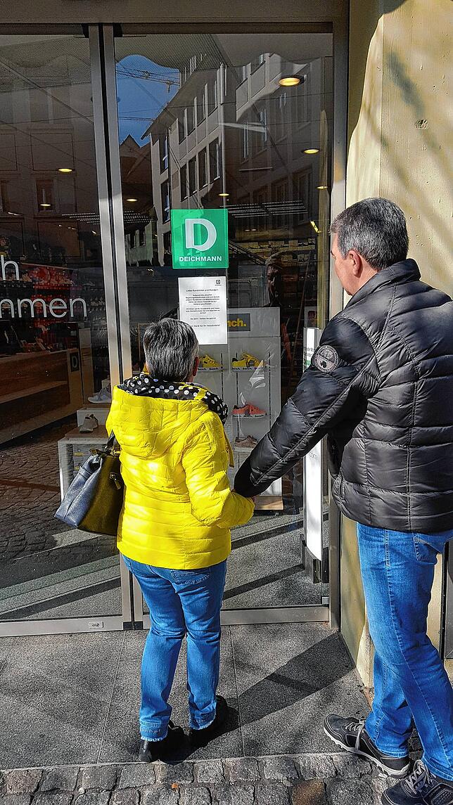 Der Einkaufsbummel in der Villinger Innenstadt endet schon am frühen Mittwochmorgen an vielen geschlossenen Geschäften. Hier zwei ...