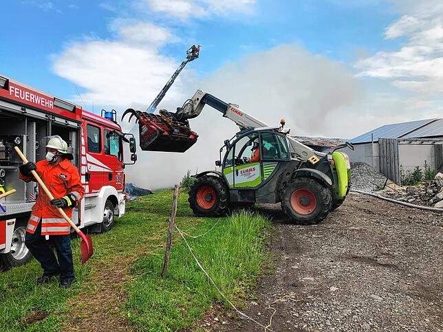 Bild 32: Großeinsatz für die Feuerwehren in Sumpfohren: Ein Gebäude des Hofs Bogenschütz brennt