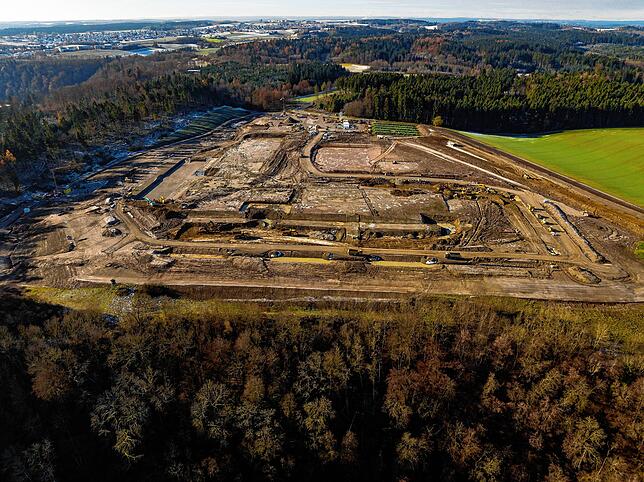 Eine weitere Perspektive auf die Baustelle – hier mit Blick nach Westen. Bagger und große Laster nehmen sich vergleichsweise ...