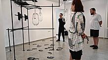 Dieses Werk heißt Mienophone: Was passiert, wenn Emotionen die Musik verändern und nicht umgekehrt? Sensoren in gläsernen Köpfen ...
