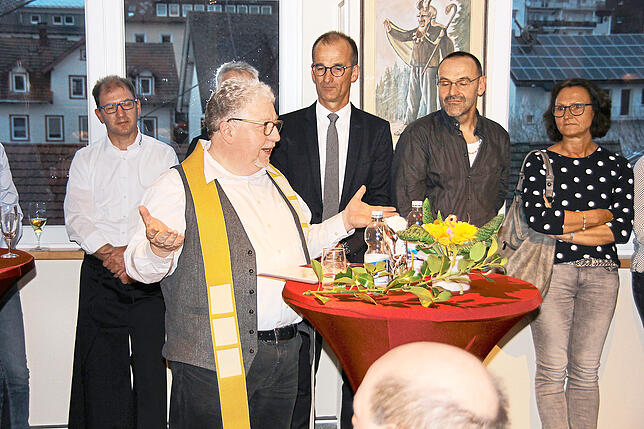 Den kirchlichen Segen erhält das neue Vereinsheim der Schonacher Geißenmeckerer- und -mägde von Pfarrer Andreas Treuer.