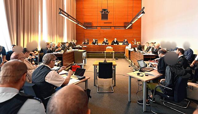 So voll ist der Gerichtssaal an einem normalen Prozesstag im Fall der Gruppenvergewaltigung. Die Vielzahl der Prozessbeteiligten könnte ...