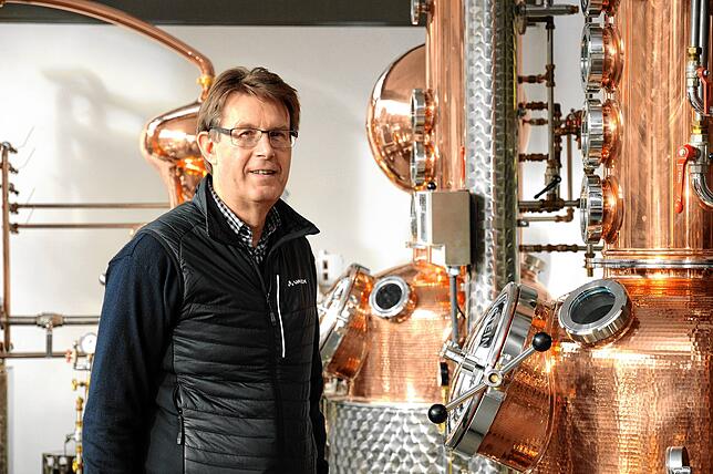 Kupfer und Edelstahl: Die Rohstoffe für Arnold Holsteins Brennereianlagen sind kräftig teurer geworden. Die Firma Holstein liefert die ...