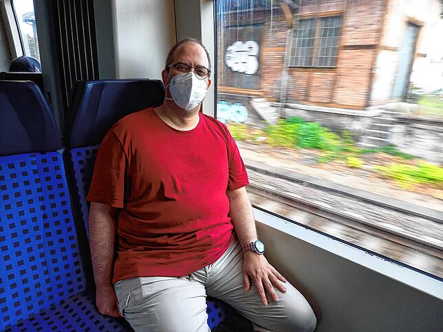 Florian Geiger pendelt täglich auf der Hochrheinbahn. Obwohl mehr Leute mit dem Zug unterwegs sind, findet er das Neun-Euro-Ticket gut.