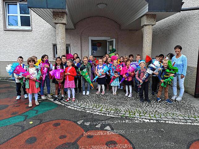 Die Klasse 1 der Hebelschule Rielasingen-Worblingen mit ihrer Klassenlehrerin Eva-Maria Keiler bei der Einschulungsfeier.
