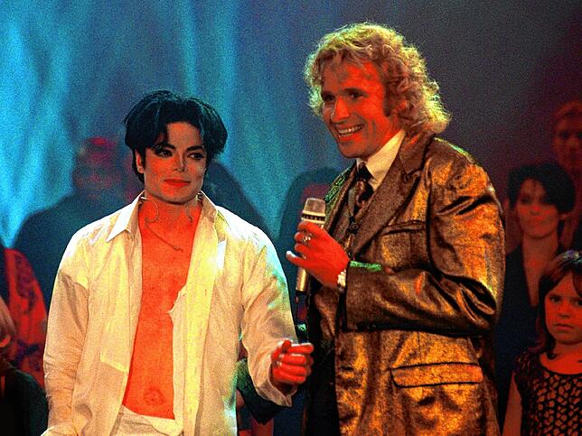 Popstar Michael Jackson (links) steht nach seinem Auftritt neben Moderator Thomas Gottschalk in der Sendung &bdquo;Wetten, ...