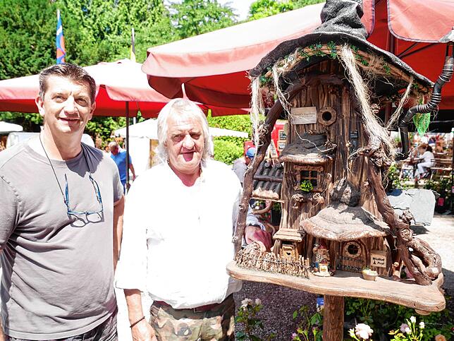 Thomas Wimmer (links) aus Bad Krozingen ist fasziniert von Wolfgang Schönthalers Vogelresidenzen.