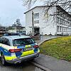 Ein Polizeiwagen steht am Donnerstag, 22. Februar 2024, an der Einfahrt zum Überlinger Berufsschulzentrum. Die dazu gehörige ...