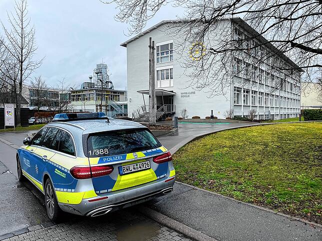 Ein Polizeiwagen steht am Donnerstag, 22. Februar 2024, an der Einfahrt zum Überlinger Berufsschulzentrum. Die dazu gehörige ...