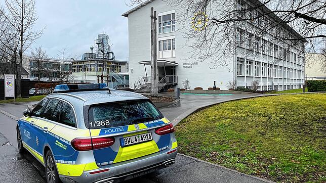 Ein Polizeiwagen steht am Donnerstag, 22. Februar 2024, an der Einfahrt zum Überlinger Berufsschulzentrum. Die dazu gehörige ...