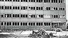 Zerstörte Fenster und die Reste des als Autobombe benutzten Golfs: Die Rote Armee Fraktion (RAF) verübt am 25. Juli 1986 einen Anschlag ...