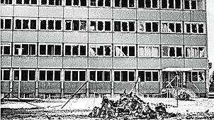 Zerstörte Fenster und die Reste des als Autobombe benutzten Golfs: Die Rote Armee Fraktion (RAF) verübt am 25. Juli 1986 einen Anschlag ...