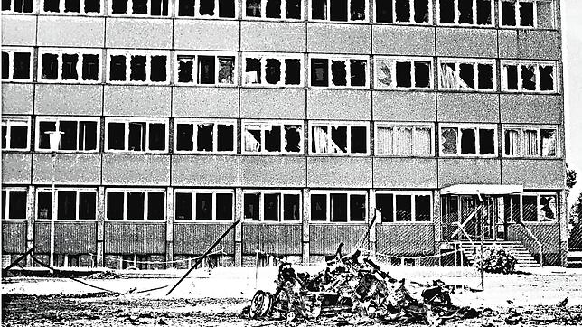 Zerstörte Fenster und die Reste des als Autobombe benutzten Golfs: Die Rote Armee Fraktion (RAF) verübt am 25. Juli 1986 einen Anschlag ...