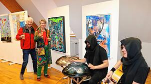 Die Ausstellungen des Löffinger Kunstvereins verbinden Künstler und Kunstinteressierte über die Stadtgrenzen hinweg. Hier die Künstlerin ...