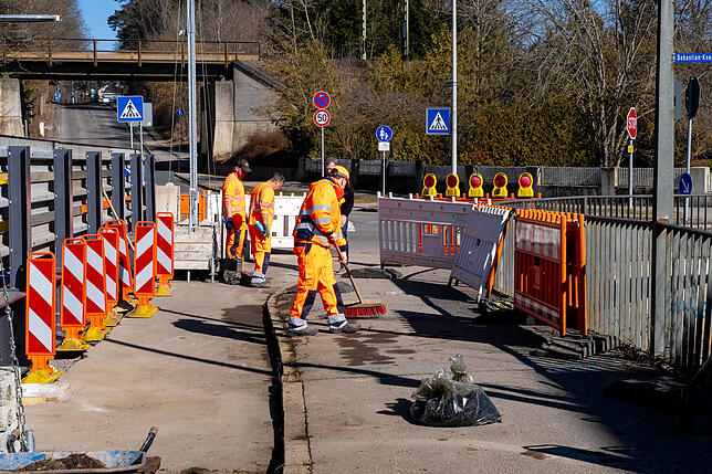 Letzter Schliff für das Behelfsbauwerk: Bis die Brücke endgültig abgerissen und durch einen Neubau ersetzt wird, sorgt die ...