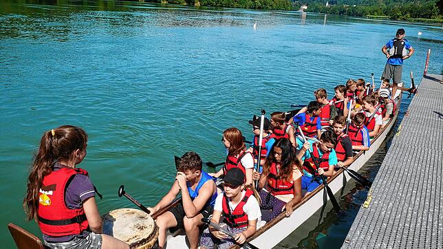 Kinder und Jugendliche dürfen im Rahmen des Ferienprogramms der Stadt Wehr auch mit dem Drachenboot auf dem Rhein fahren. Archivfoto: ...