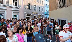 (Archivbild) Voll wird es in der Konstanzer Altstadt beim Gassenfreitag, hier im Juli, ohnehin. Im August sind gleichzeitig das Weinfest ...