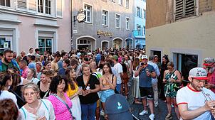 (Archivbild) Voll wird es in der Konstanzer Altstadt beim Gassenfreitag, hier im Juli, ohnehin. Im August sind gleichzeitig das Weinfest ...