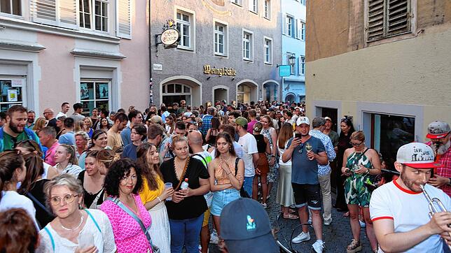 (Archivbild) Voll wird es in der Konstanzer Altstadt beim Gassenfreitag, hier im Juli, ohnehin. Im August sind gleichzeitig das Weinfest ...