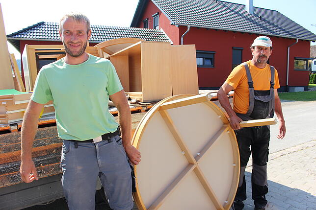 Der städtische Bauhof kümmert sich um den Auf- und Abbau der Möbel in den alten Kindergärten: Daniel John (links) und Andreas Weisser ...