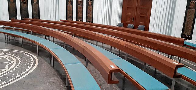 Jeder weiße Aufkleber mit Nummer steht für einen Sitzplatz. Dazwischen sind zwei Meter Abstand.