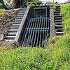 Erst vor wenigen Wochen wurde eine zweite Treppe am Rückhaltebecken angebaut, um den Zugang zum Gitter zu erleichtern. Im Hintergrund ...