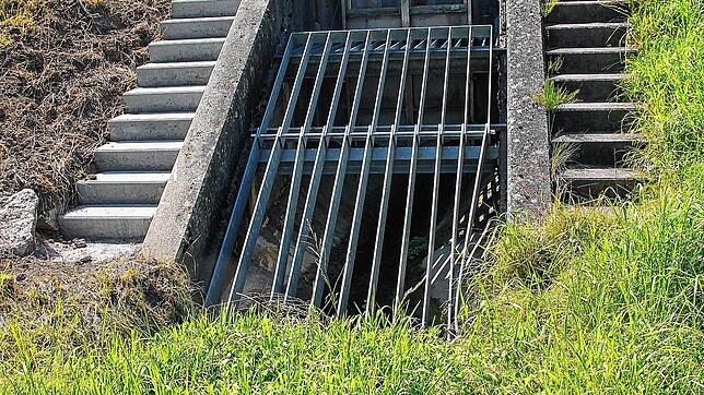 Erst vor wenigen Wochen wurde eine zweite Treppe am Rückhaltebecken angebaut, um den Zugang zum Gitter zu erleichtern. Im Hintergrund ...