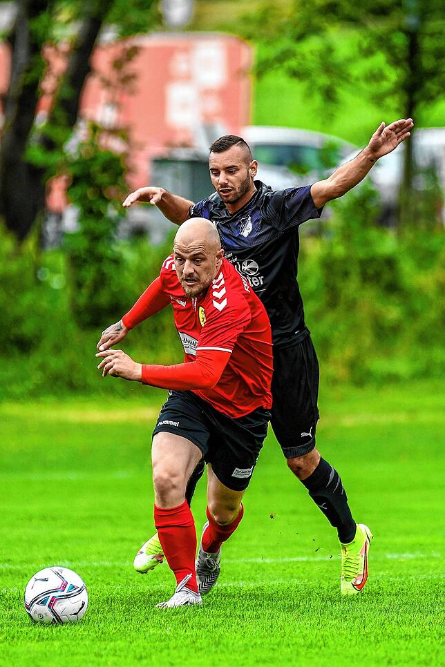 Einst Gegenspieler, jetzt Teamkollegen: Vor zwei Jahren traf Sascha Strazzeri (hinten) im Trikot des FC Wittlingen auf seinen heutigen ...