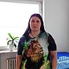 Cora Kirchner ist jetzt wieder im ihr zugeteilten Zimmer in der Obdachlosenunterkunft. Sie ist mit der Renovierung der Gemeinde alles ...