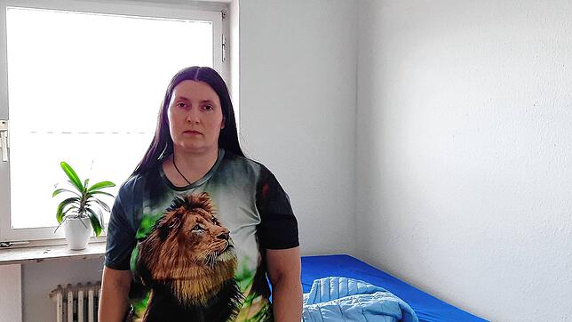 Cora Kirchner ist jetzt wieder im ihr zugeteilten Zimmer in der Obdachlosenunterkunft. Sie ist mit der Renovierung der Gemeinde alles ...