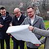 Die Macher des Bauprojekts am Ort der künftigen Tat: (von links) Bürgermeister Denis Lehmann sowie Hans-Peter und Philip Betz und ...