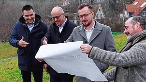 Die Macher des Bauprojekts am Ort der künftigen Tat: (von links) Bürgermeister Denis Lehmann sowie Hans-Peter und Philip Betz und ...