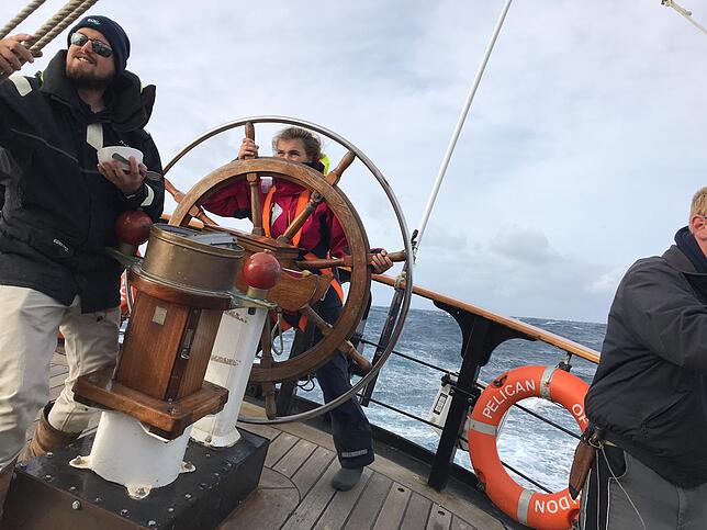 Auf einem Segelschiff herrscht nicht immer nur Flaute und Sonnenschein. Es kann auch mal rau zugehen, etwa bei Wellengang mit bis zu ...